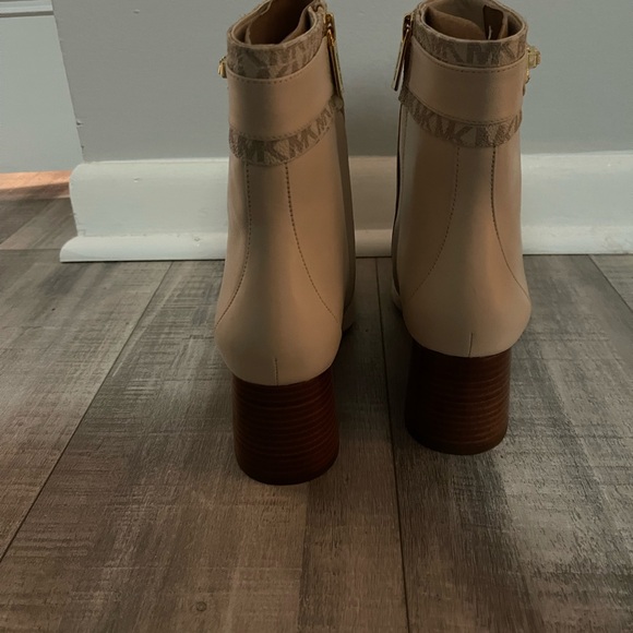 NWOB Michael Kors Cream Ankle Booties Size 9 - Picture 9 of 14